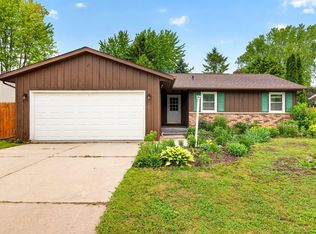 121 Alexander Dr, Neenah, WI 54956