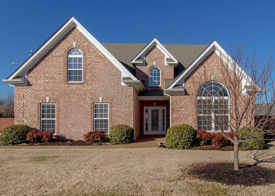 1st image of 725 Willow Cove Dr