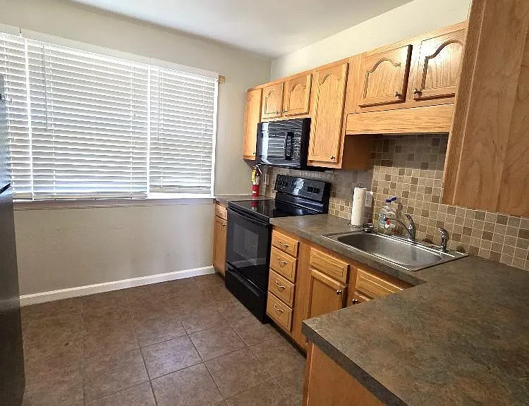 1747 Schoenersville Rd — Photo 6