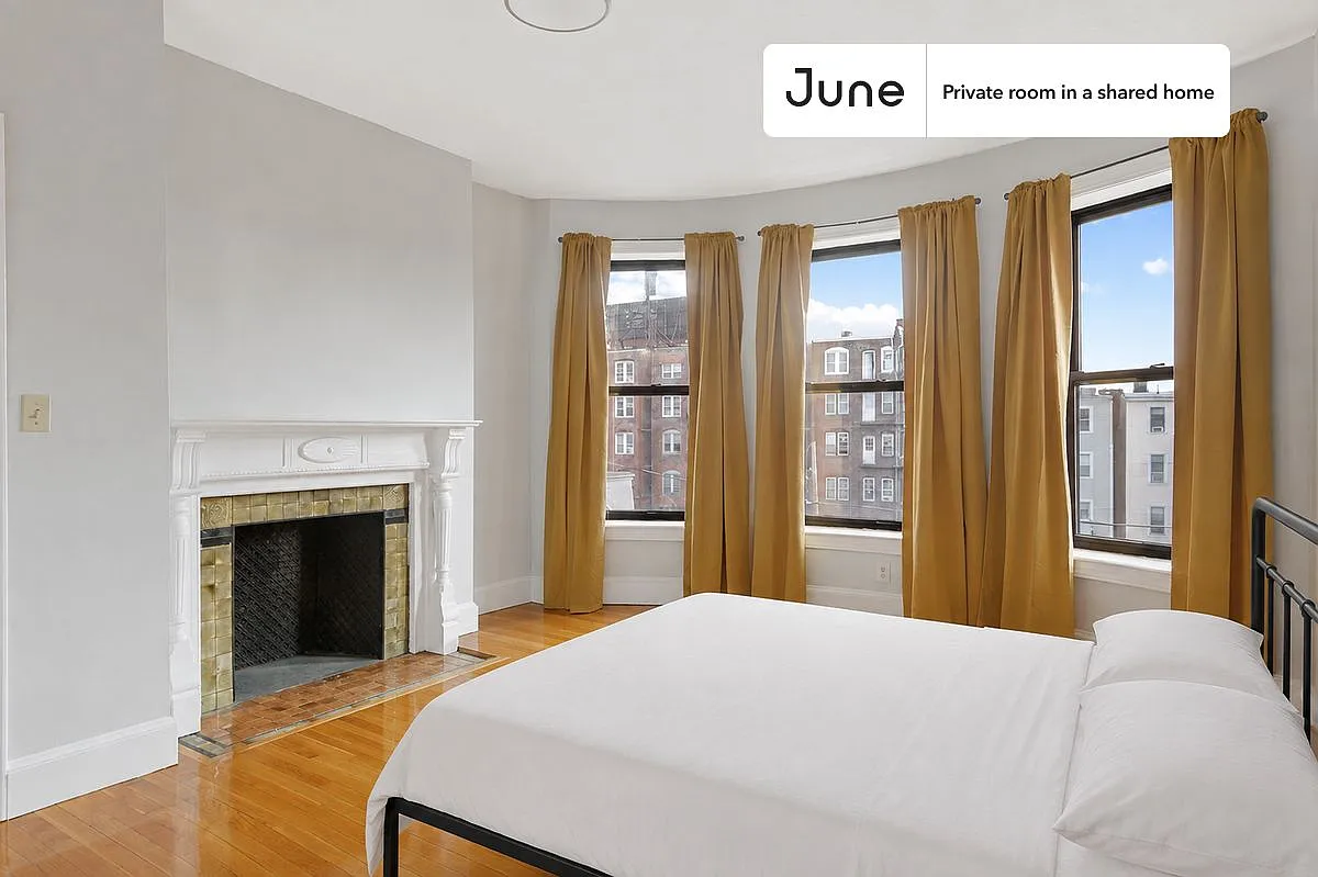 Queen bedroom in 4 bed/2 bath home in Allston #535 C — Photo 1