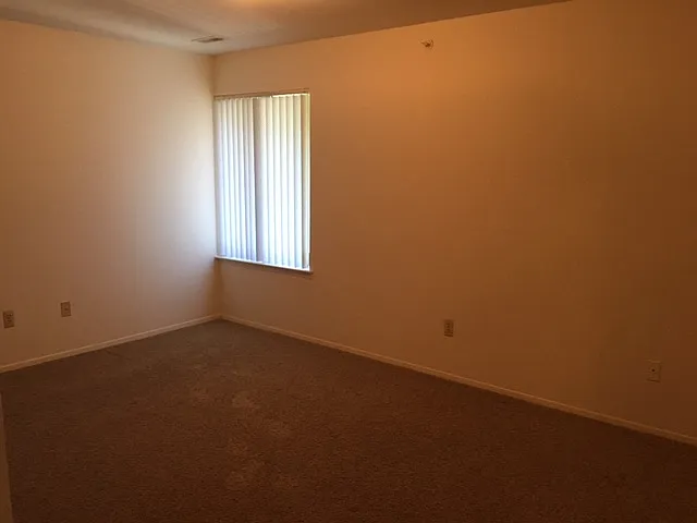 Lakeside Village Apartments — Photo 169