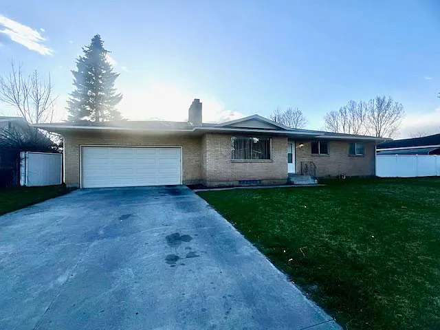 5 bed, 2.5 bath, 2418 sqft, $2,200 — Photo 2