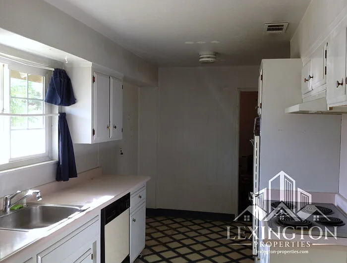 1320 Shadowglen Rd — Photo 2