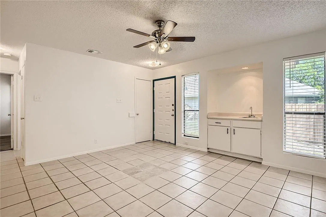 3 bed, 2.0 bath, 957 sqft, $1,295 — Photo 4