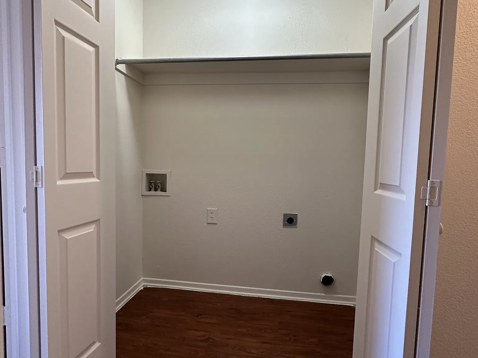 1042 Winscott Duplex - B — Photo 3