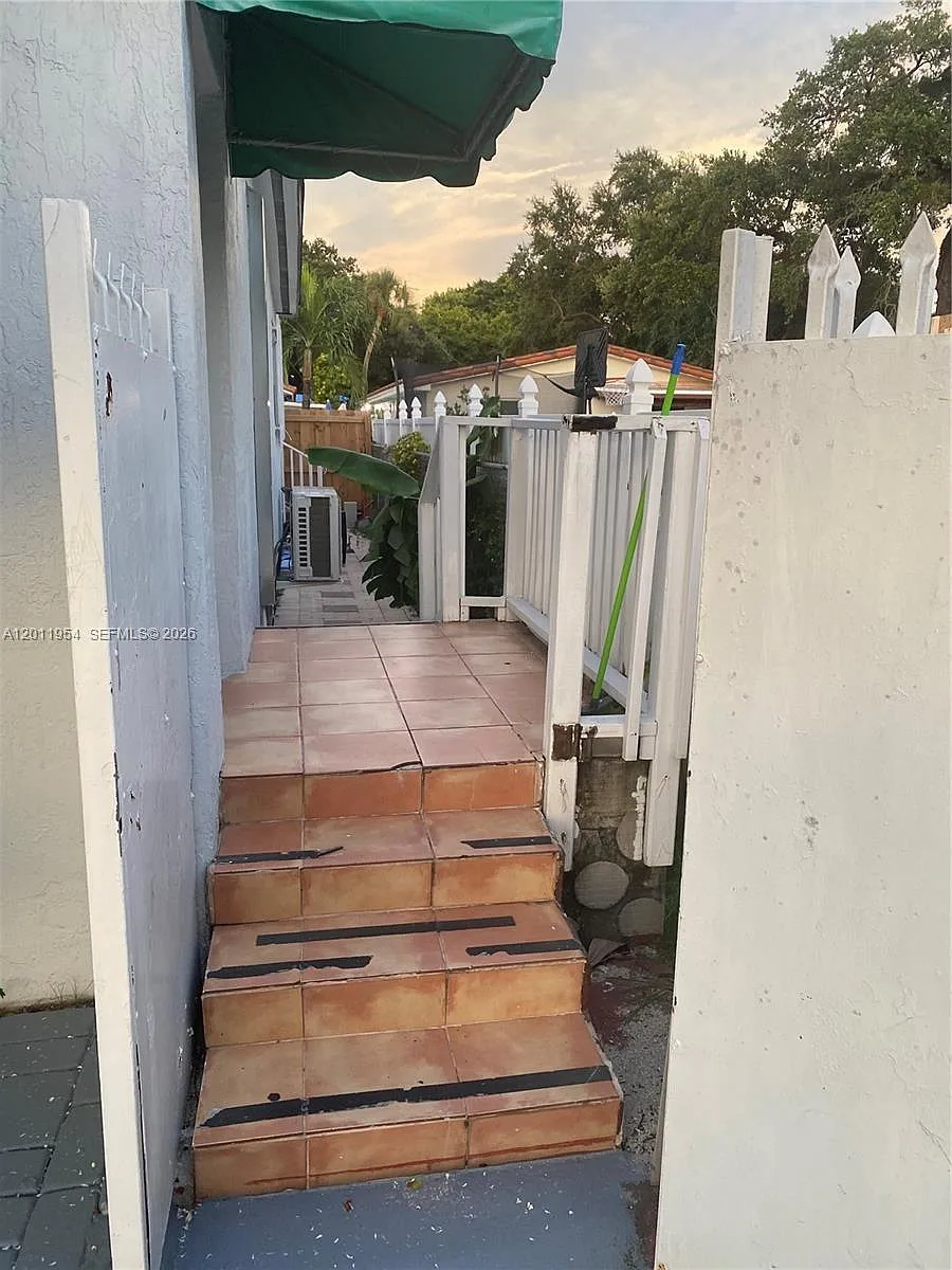 Building Photo - 1631 NW 29th Ave #3
