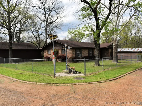 701 Sunset Blvd, Hugo, OK 74743