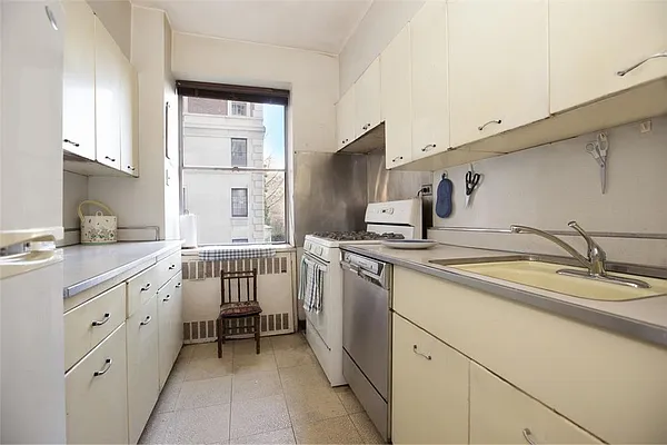 Sold by R New York | media 19