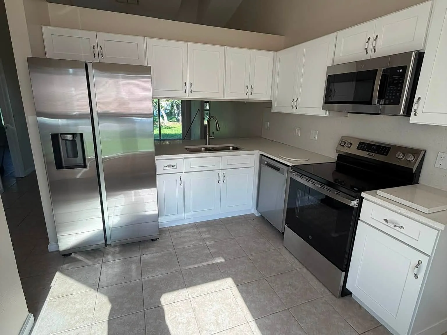 3 bed, 1.5 bath, 1300 sqft, $2,050 — Photo 2