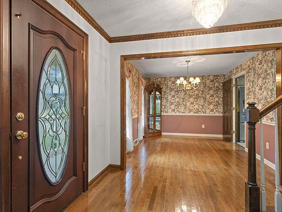 5th image of 305 Oak Brook Way
