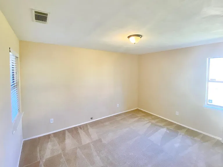 2011 Newton Dr — Photo 11
