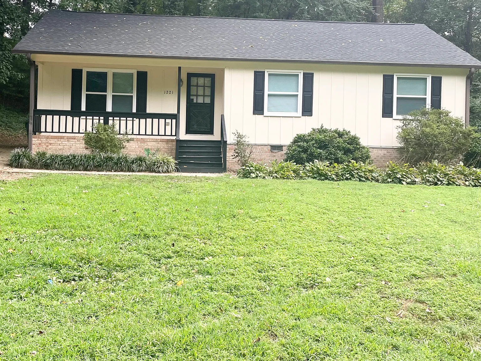 1221 Roundtree Ct — Photo 2