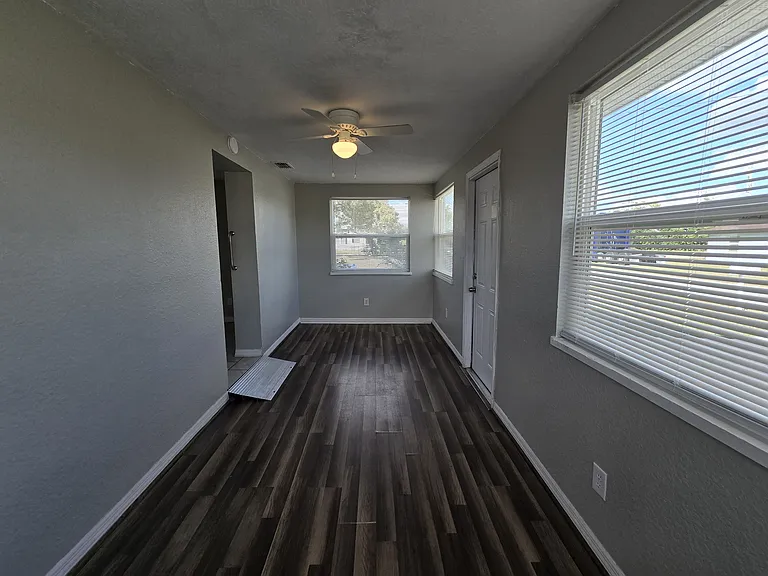 246 W Bay Ave — Photo 3
