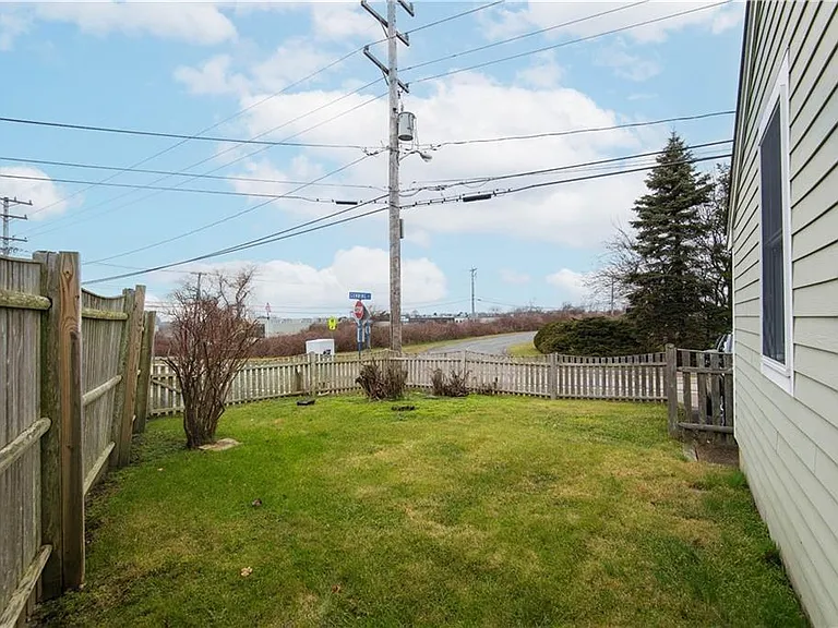 391 Aquidneck Ave — Photo 15