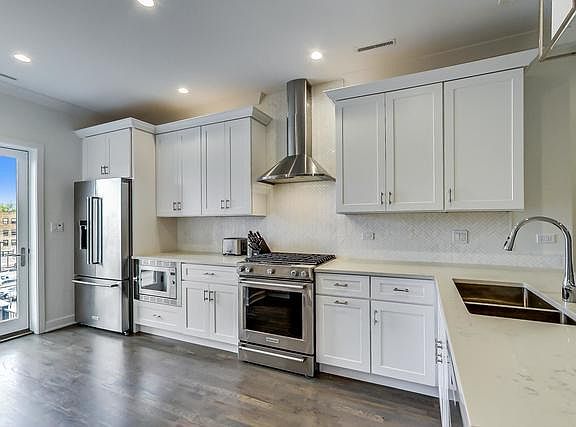 3rd image of 4131 N Francisco Ave