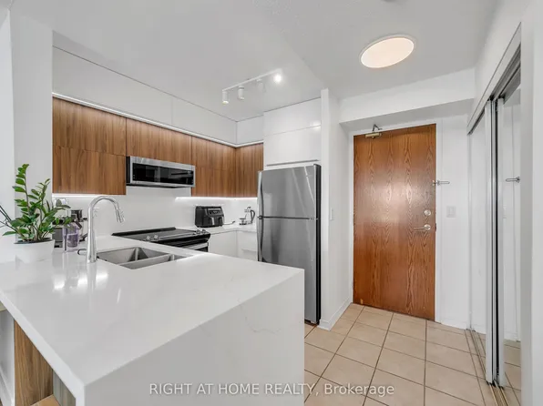 11 Oneida Cres #1202, Richmond Hill, ON L4B 0A1
