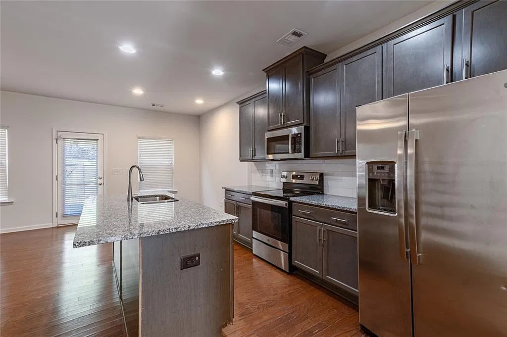 3 bed, 2.5 bath, 1712 sqft, $2,100 — Photo 4