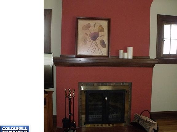 Wood burning FP, cozy.