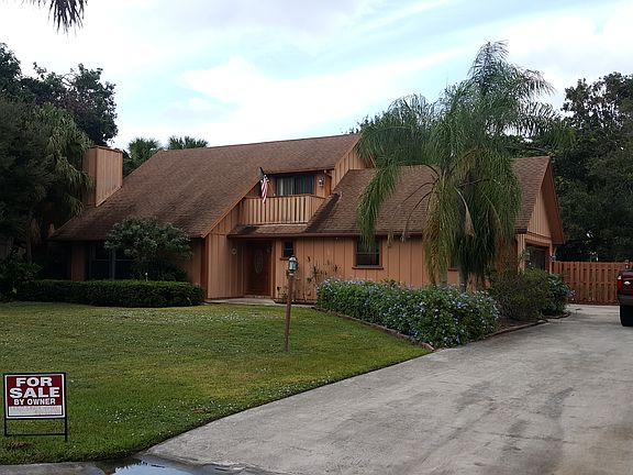 Plenty of parking front porc