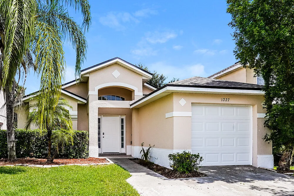 3 bed, 2.0 bath, 1186 sqft, $2,240 — Photo 3