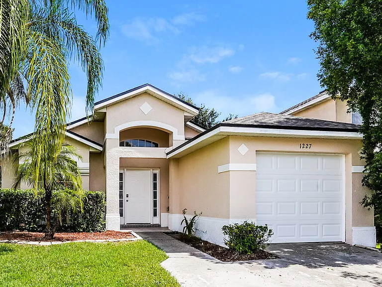 1227 Heather Lake Dr — Photo 3