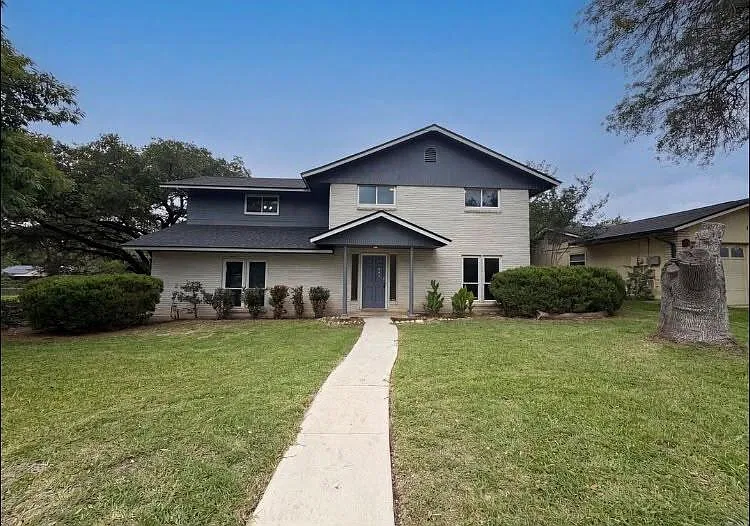 4 bed, 2.0 bath, 2348 sqft, $2,000 — Photo 1
