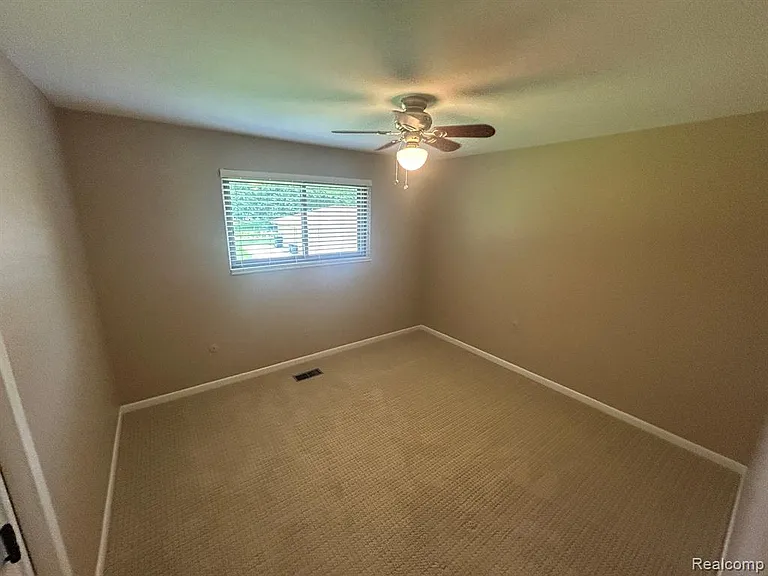 24915 Lakeland St — Photo 19