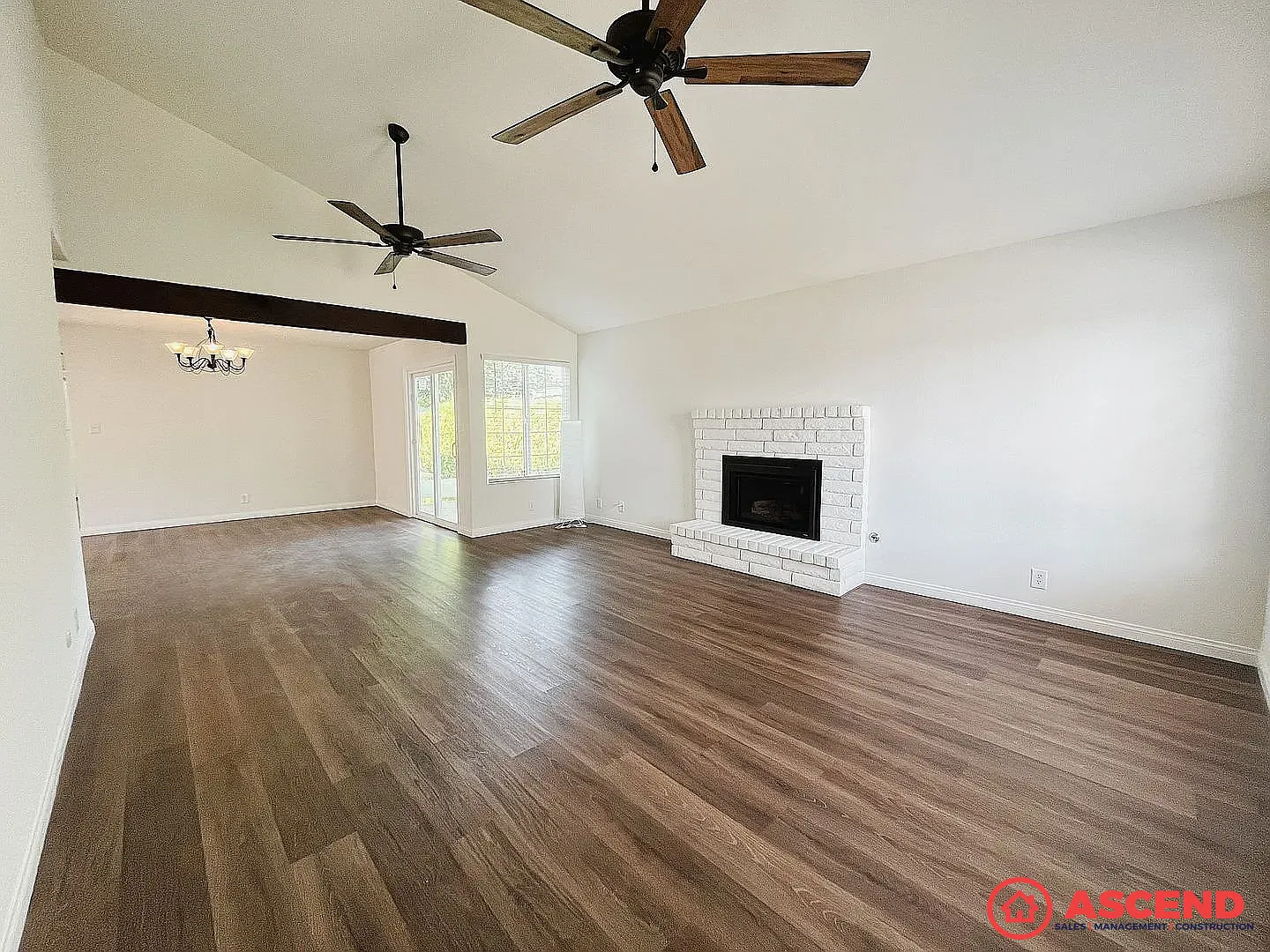 Spacious 3BD/2BA Home in 93306 1,220 SqFt with Washer/Dryer & Small Pets Welcome — Photo 2
