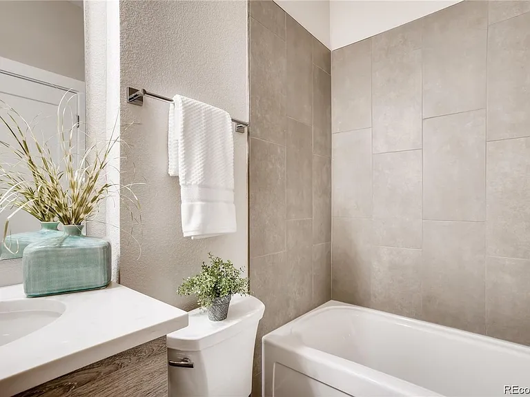 1737 Irving St — Photo 7