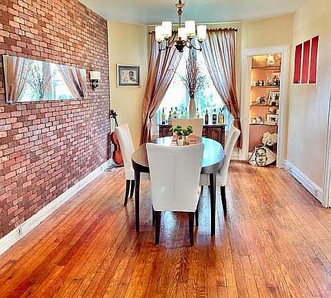 DINING WITH ACCENT WALL
