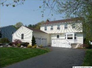 10 Castleton Ct, Manalapan, NJ 07726