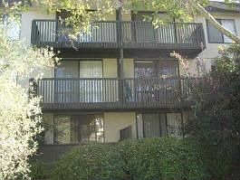 2Bd/2bth End Unit on Top Floor. Needs TLC