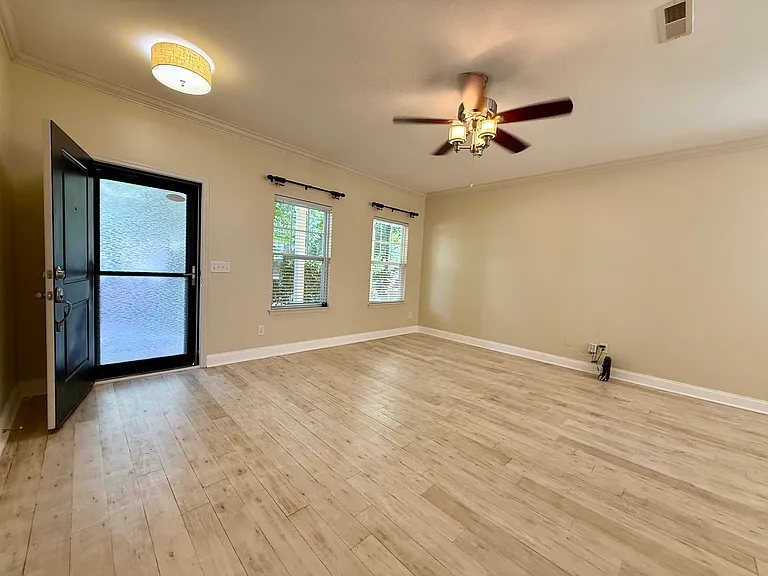 7007 McLothian Ln — Photo 8