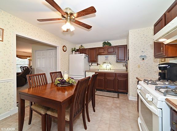 3rd image of 8131 N Carnaby Ct