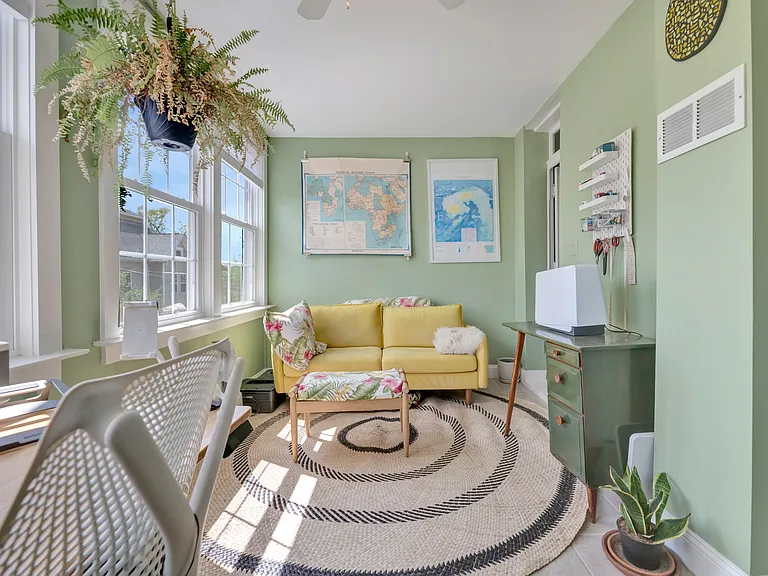 613 Girard St NE — Photo 9