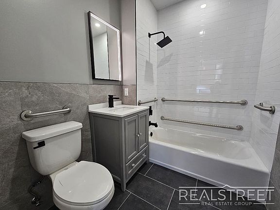 5th image of 2801 Tilden Ave #1B
