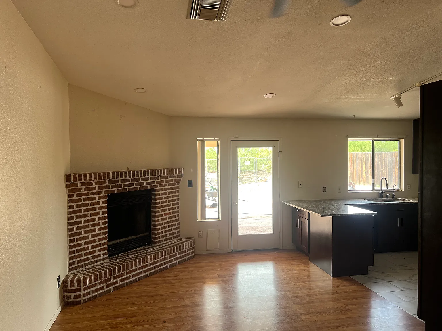 3 bed, 1667 sqft, $2,200 — Photo 2