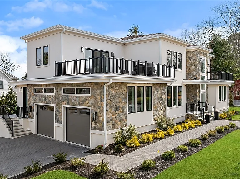 5 Colonial Rd #5 — Photo 1