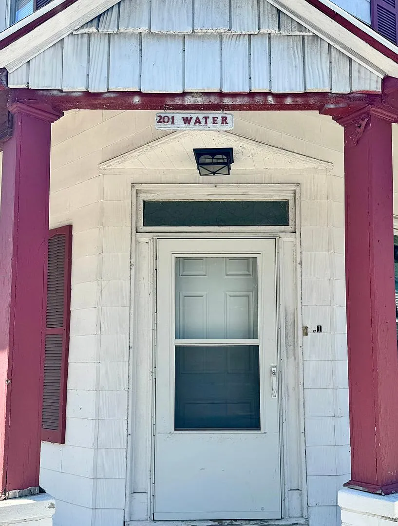 201 W Water St — Photo 2