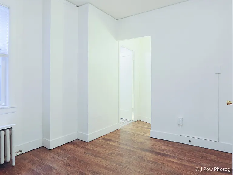 Burlingame Apartments — Photo 16