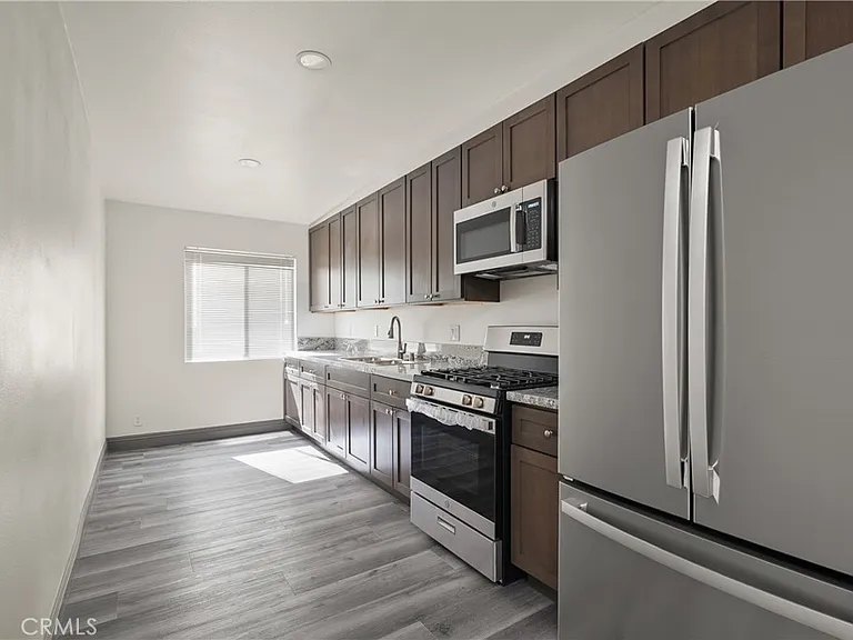 14335 Hamlin St — Photo 34
