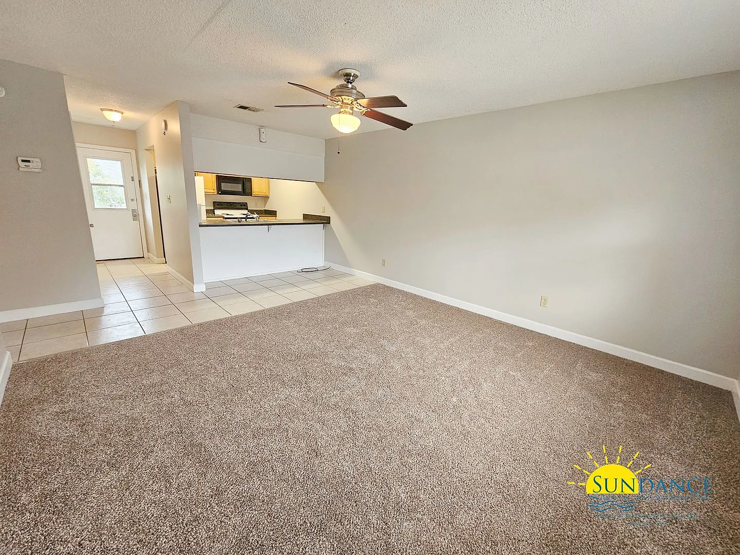Charming 2-Bedroom Apartment in Fort Walton Beach Close to Bases, Shopping & Dining! — Photo 1