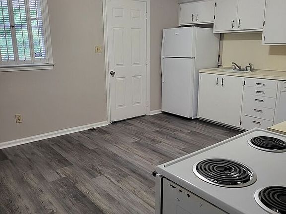 5th image of 451 Montgomery Ave #1