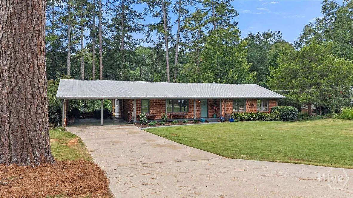 4 bed, 3.0 bath, 2493 sqft, $3,200 — Photo 2