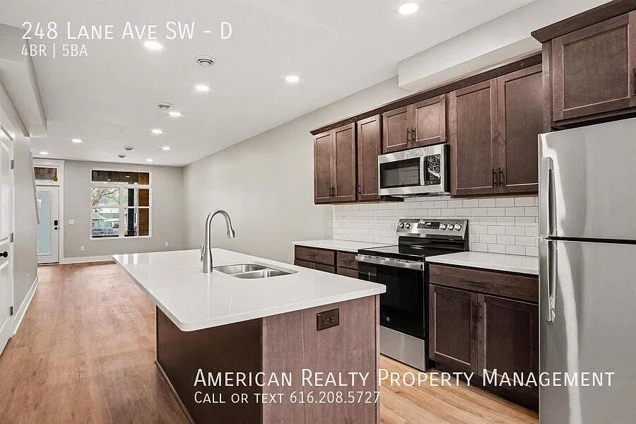 4 bed, 4.5 bath, 2448 sqft, $3,300 — Photo 4