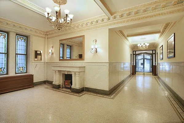 Sold by AAU Real Estate Advisors | media 21