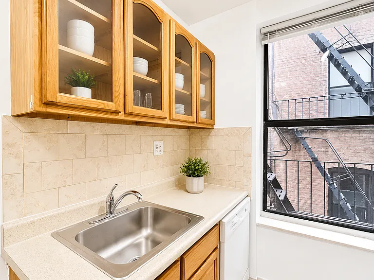 3133 Broadway #10 — Photo 11