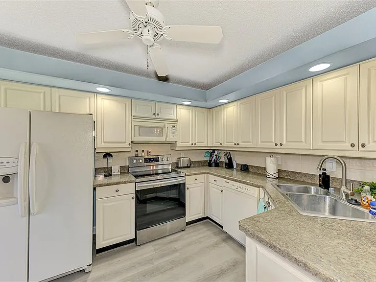 5761 Avista Dr #5761 — Photo 24