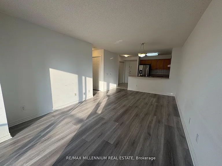 25 Kingsbridge Garden Cir #423 — Photo 13
