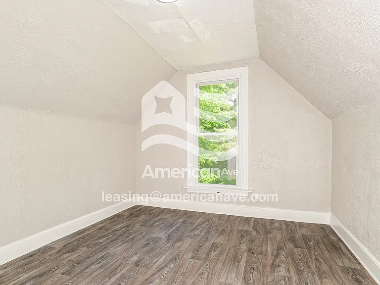1531479_013_bedroom_12.jpg